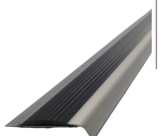 картинка Алюминиевый угол на ступень с резиновой вставкой против скольжения D-942 44*20мм, серебро анод., 2,7 от магазина ТНП